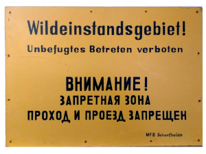 Wildeinstandsgebiet - Diese Schilder hinten zu hunderten in der Zeit der DDR in der Schorfheide in Jagdgebieten von Honecker, Mittag und Co.